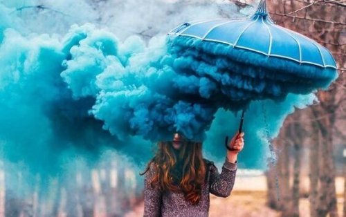 Kvinde med parasol med røg, der symboliserer, at følelser tager over