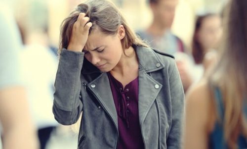 Kvinde, der tager sig til hoved, oplever angst