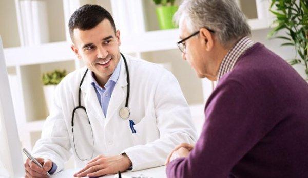 Læge og patient illustrerer, at i onkologi er empati vigtigt