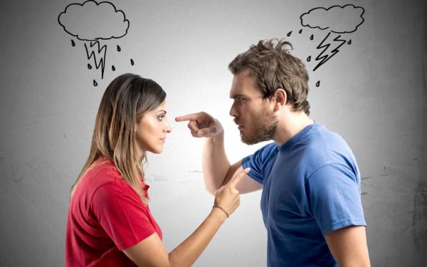 Et par der skændes, og peger fingre ad hinanden, hvilket er en af de typiske fejl i skænderier