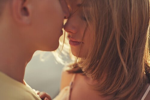 Et par viser kærlighed ved at kysse hinanden