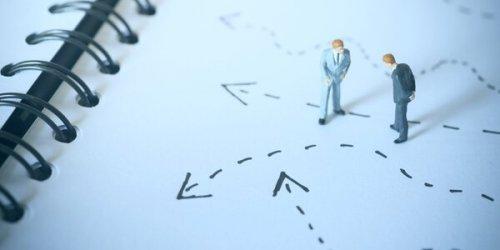 To dukker følger pile på papiret for at undgå en aggressiv samtale