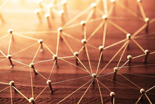 Søm forbundet af snore illustrerer teorien om de tre grader af påvirkning