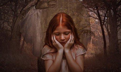 trist pige i en skov
