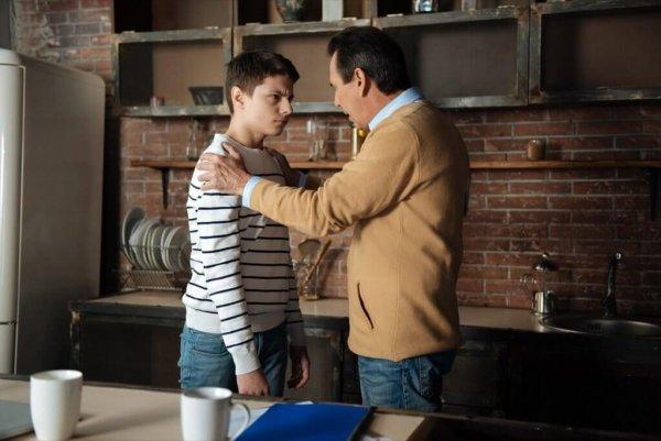 Far er skuffet og tager fat i sit barn