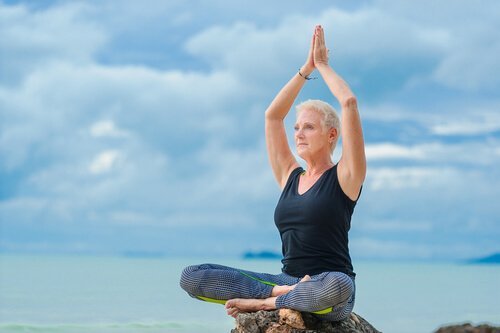 En ældre kvinde dyrker yoga