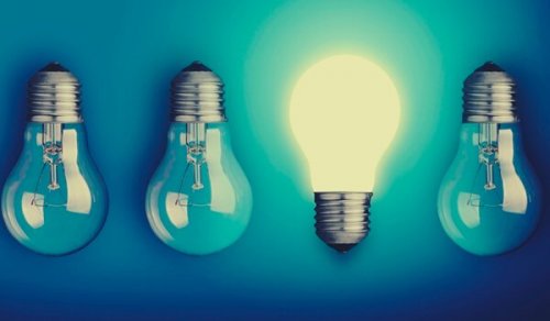 En lyspære lyser op blandt slukkede lyspærer
