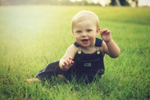 Smilende baby på en mark