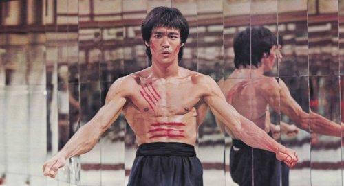 Bruce Lee med sår på maven
