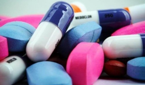En bunke med forskellige piller, muligvis zolpidem
