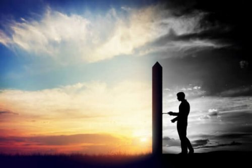 Person åbner dør med nøgle ind til verden med sol og farver