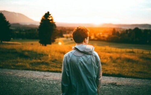 Dreng foran mark ved solopgang