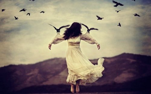 En kvinde bliver holdt op af fugle