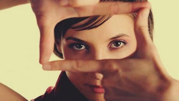 Kvinde danner firkant med fingre for at centrere sine øjne