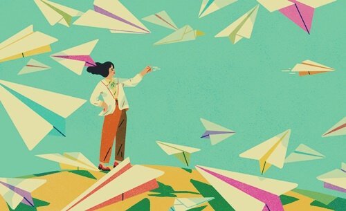 Kvinde flyver med papirsfly på bakke