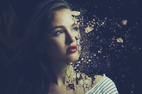 Et billede af en kvinde, der smuldrer