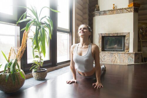 Kvinde laver yogaøvelser