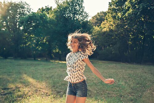 lykkelig kvinde i park