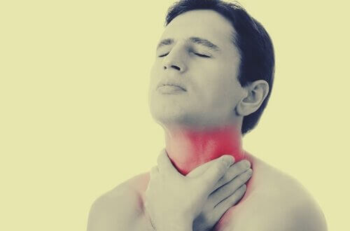 mand holder sig på sin smertefulde hals og oplever globulus