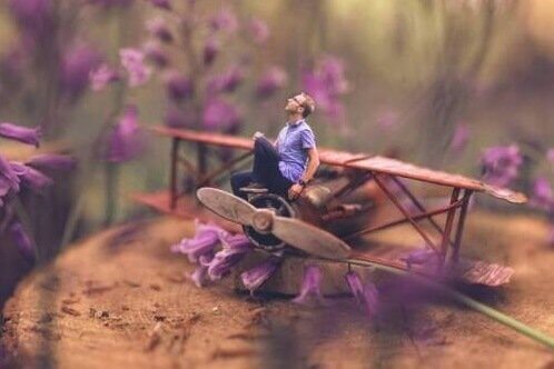 mand i lille flyver symboliserer teorien om de små sejre