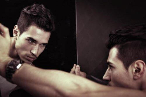 Narcissistisk mand ser på sig selv i spejl