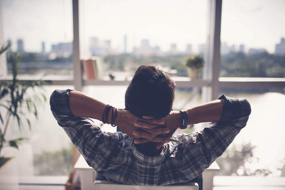 Mand på arbejde holder pause for at bekæmpe følelsesmæssig udmattelse