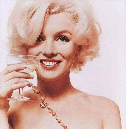 Marilyn Monroe, der holder et glas vin