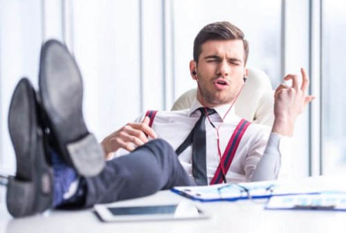 En narcissist på arbejde, der lytter til musik