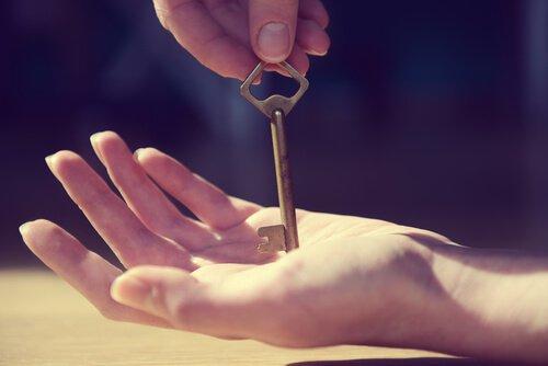 Nøgle i hånd symboliserer, hvordan vi skal åbne op for undertrykte følelser