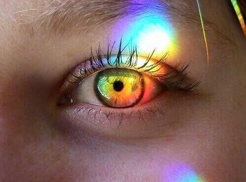 Regnbue foran persons øje illustrerer, hvordan en meget følsom person ser verden