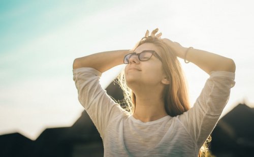En kvinde med en optimists hjerne smiler til solen