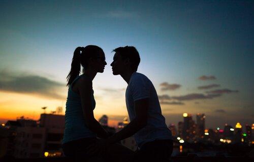 Par, der skal til at kysse, illustrerer forelskelse