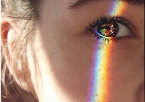 En regnbue på øjet, der repræsenterer æstetisk intelligens