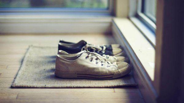 Vi kan spare meget rengøring ved at smide skoene ved døren