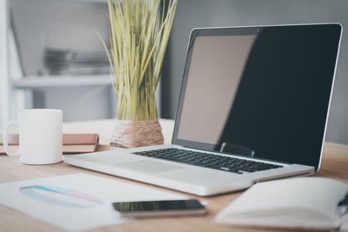 Nydeligt skrivebord med computer