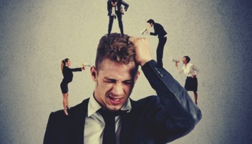 Små mennesker, der råber af mand, illustrerer mikroaggressioner