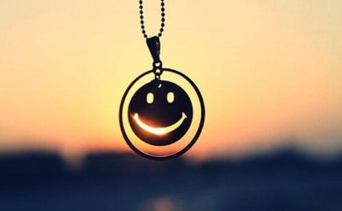 Smiley i kæde foran solnedgang
