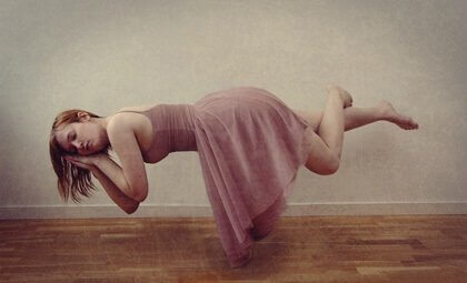 Sovende kvinde svæver i luften