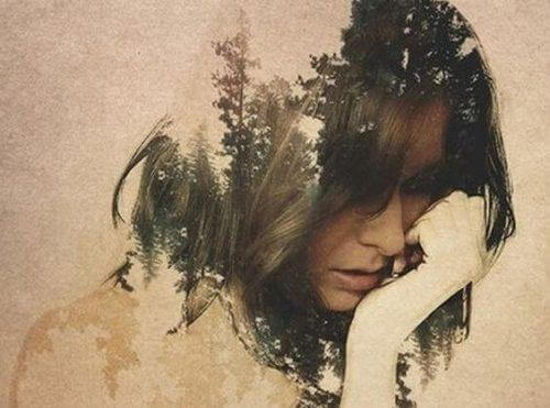 Silhuet af kvinde med skov