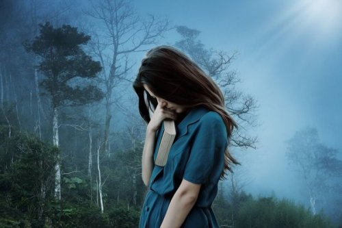 En trist pige i skov, der frygter at blive forladt