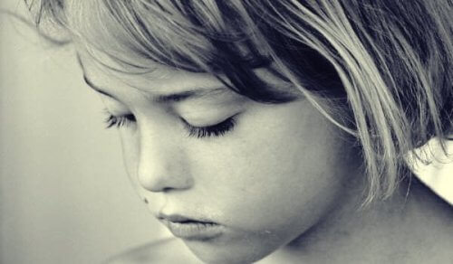 En lille pige, hvis forældre påvirker hendes mentale helbred