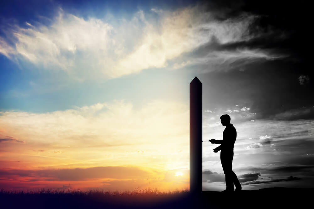 Mand i grå verden låser dør op til farverig verden