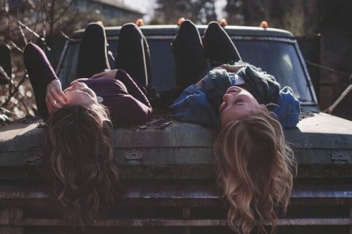 Glade veninder liggende på en bil