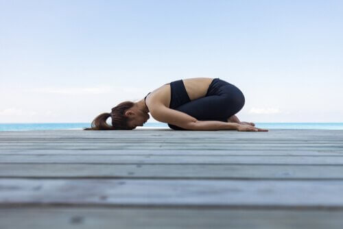 Kvinde laver yogaøvelser på bro