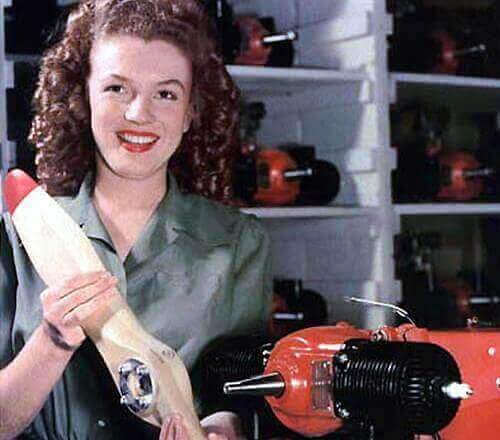 Den unge Marilyn Monroe på fabrikken, hvor hun arbejdede