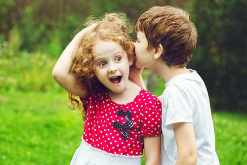 Børn leger hviskeleg