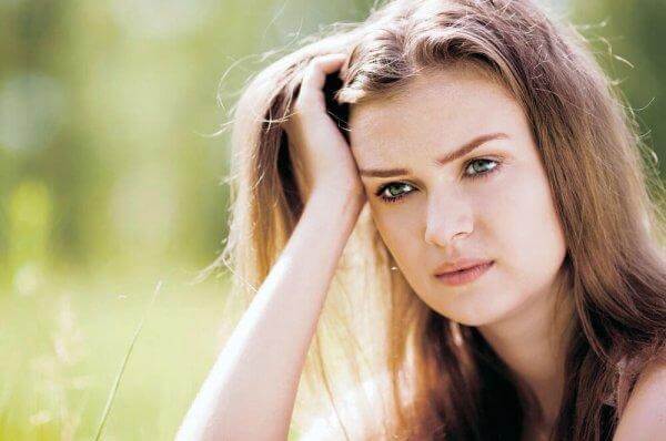 Frustreret kvinde på eng