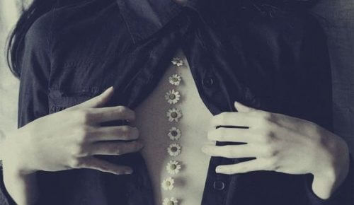 En kvinde med blomster på ryggen