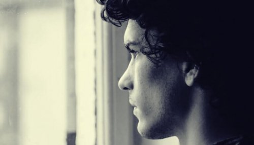 Mand ser ud af vindue