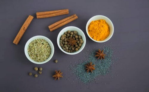 Krydderier på bord